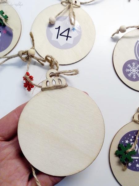 24 Weihnachtskugeln mit Zahlen und Holzdekor